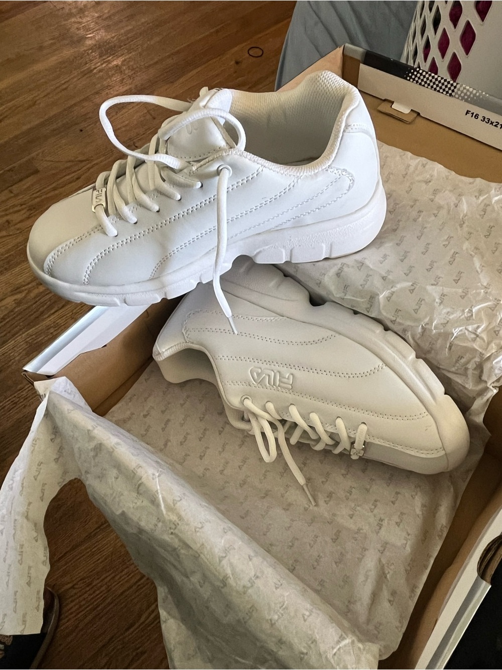 Vintage- Never Worn- Fila Women's White Low-Top Lace Sneakers